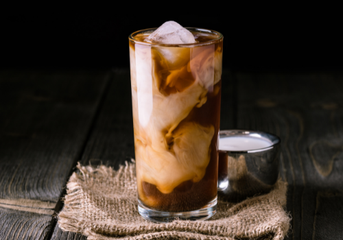 Iced Latte vs Cold Brew: What’s The Difference? 3-Minute Read - Cafeish